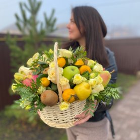 Подарок «Цветочно-фруктовая корзина» от интернет-магазина «Эдельвейс» в Саранске