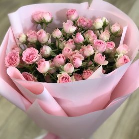 Букет из кустовых роз от интернет-магазина «Эдельвейс» в Саранске