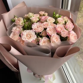 Букет « Комплимент из кустовых роз» от интернет-магазина «Эдельвейс» в Саранске