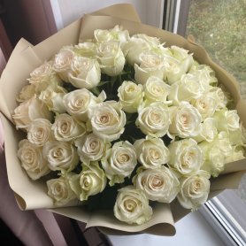 Букет из 51 белой розы от интернет-магазина «Эдельвейс» в Саранске